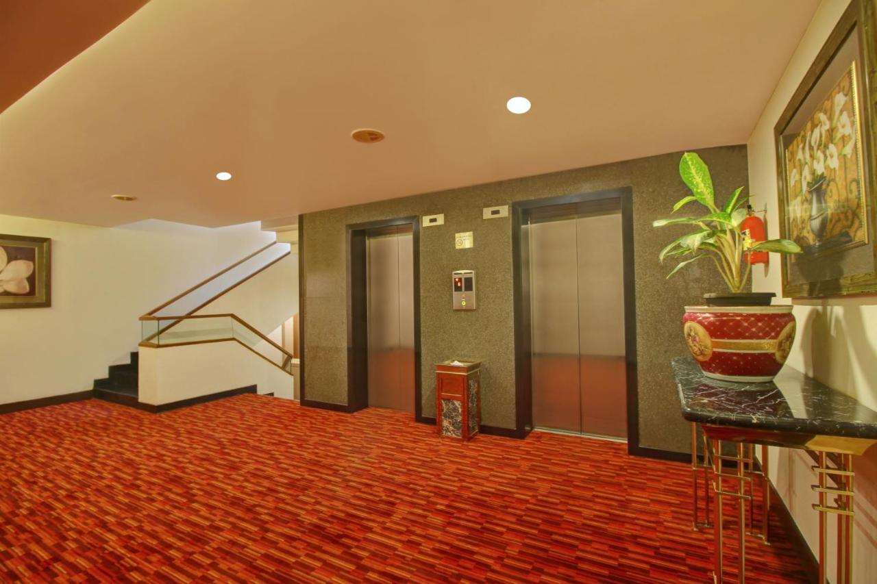 Monarch Luxur - Infantry Road Hotel Bangalore Exterior foto