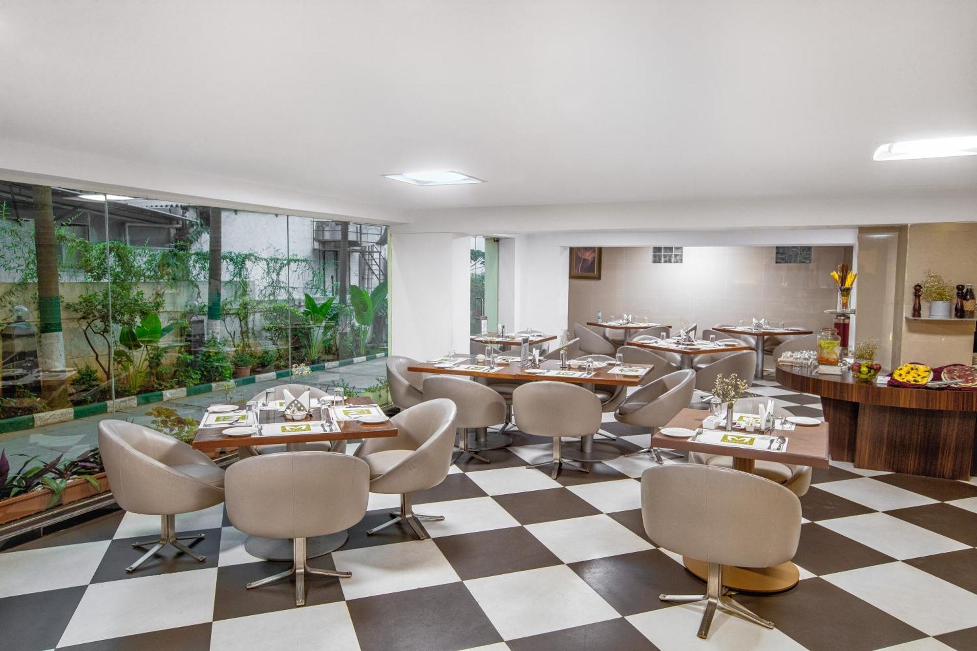 Monarch Luxur - Infantry Road Hotel Bangalore Exterior foto