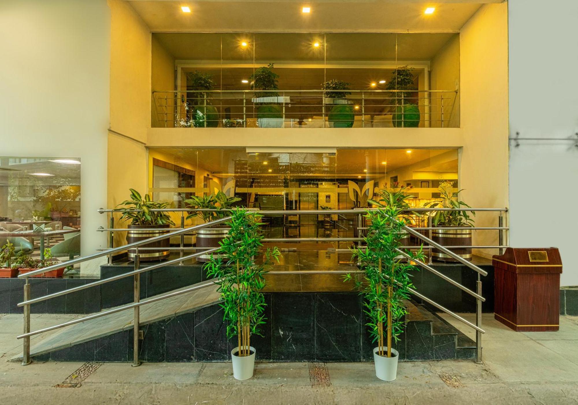 Monarch Luxur - Infantry Road Hotel Bangalore Exterior foto