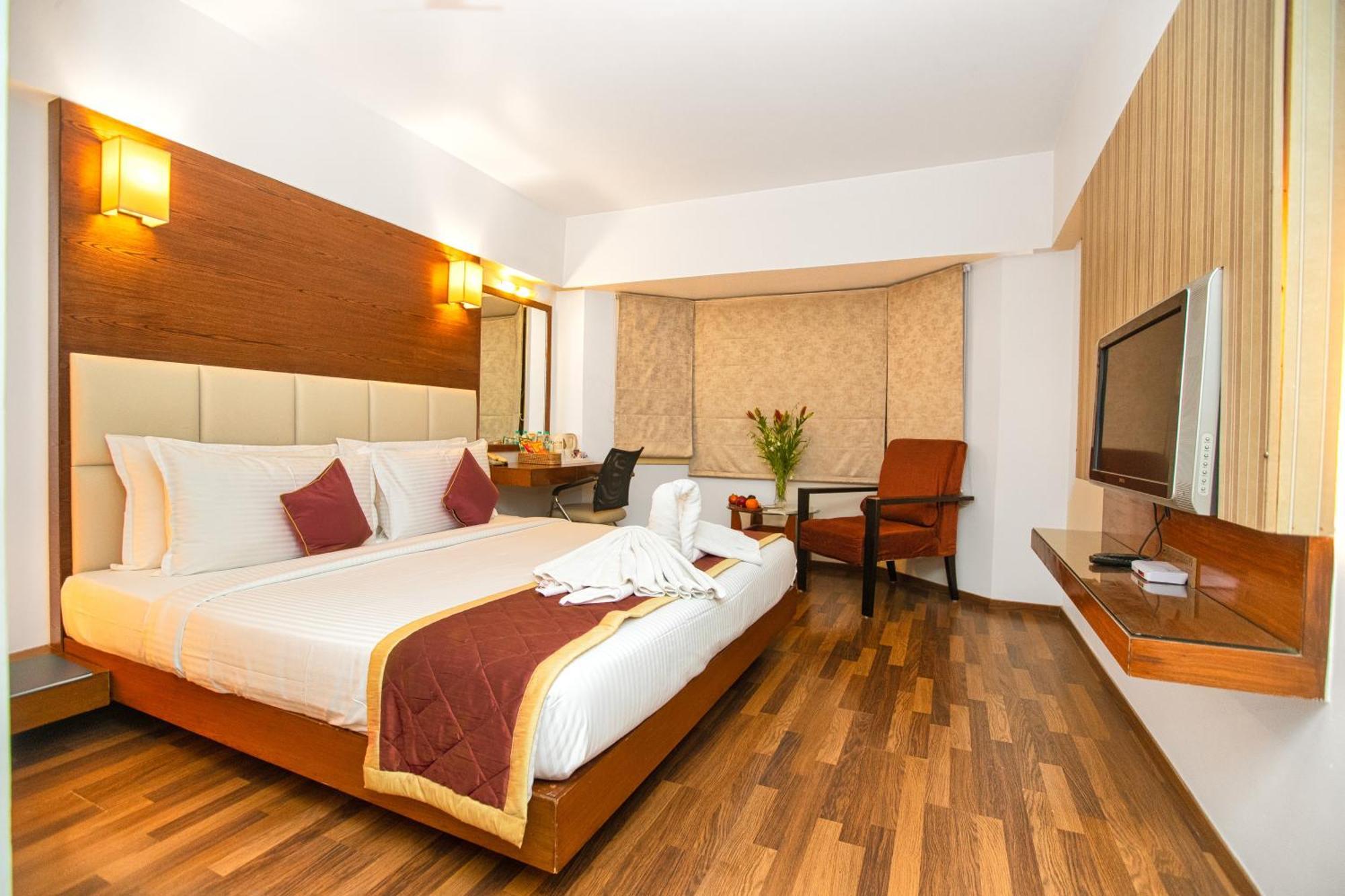 Monarch Luxur - Infantry Road Hotel Bangalore Exterior foto