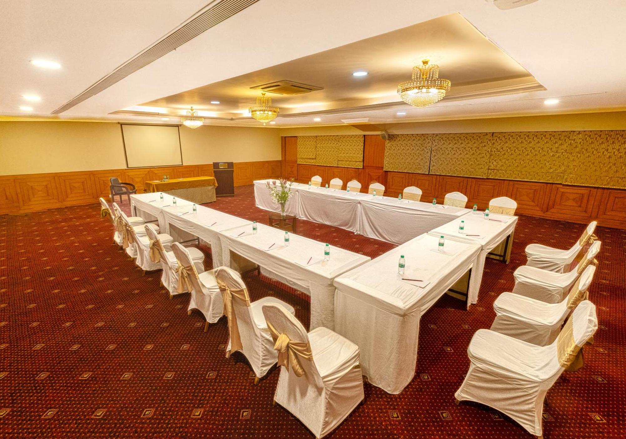 Monarch Luxur - Infantry Road Hotel Bangalore Exterior foto