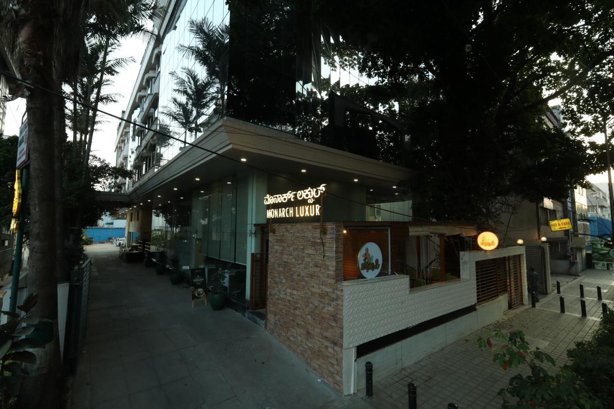 Monarch Luxur - Infantry Road Hotel Bangalore Exterior foto