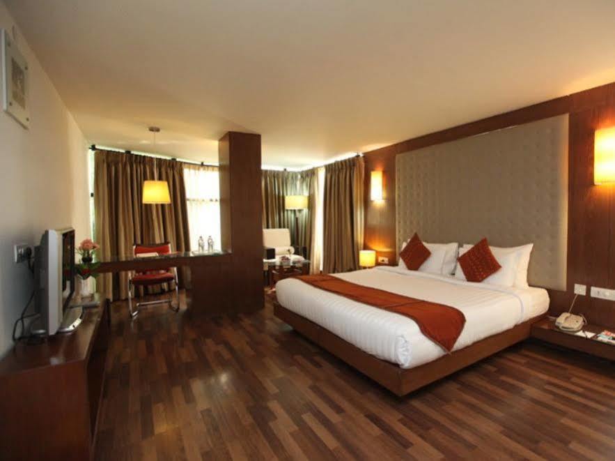 Monarch Luxur - Infantry Road Hotel Bangalore Exterior foto