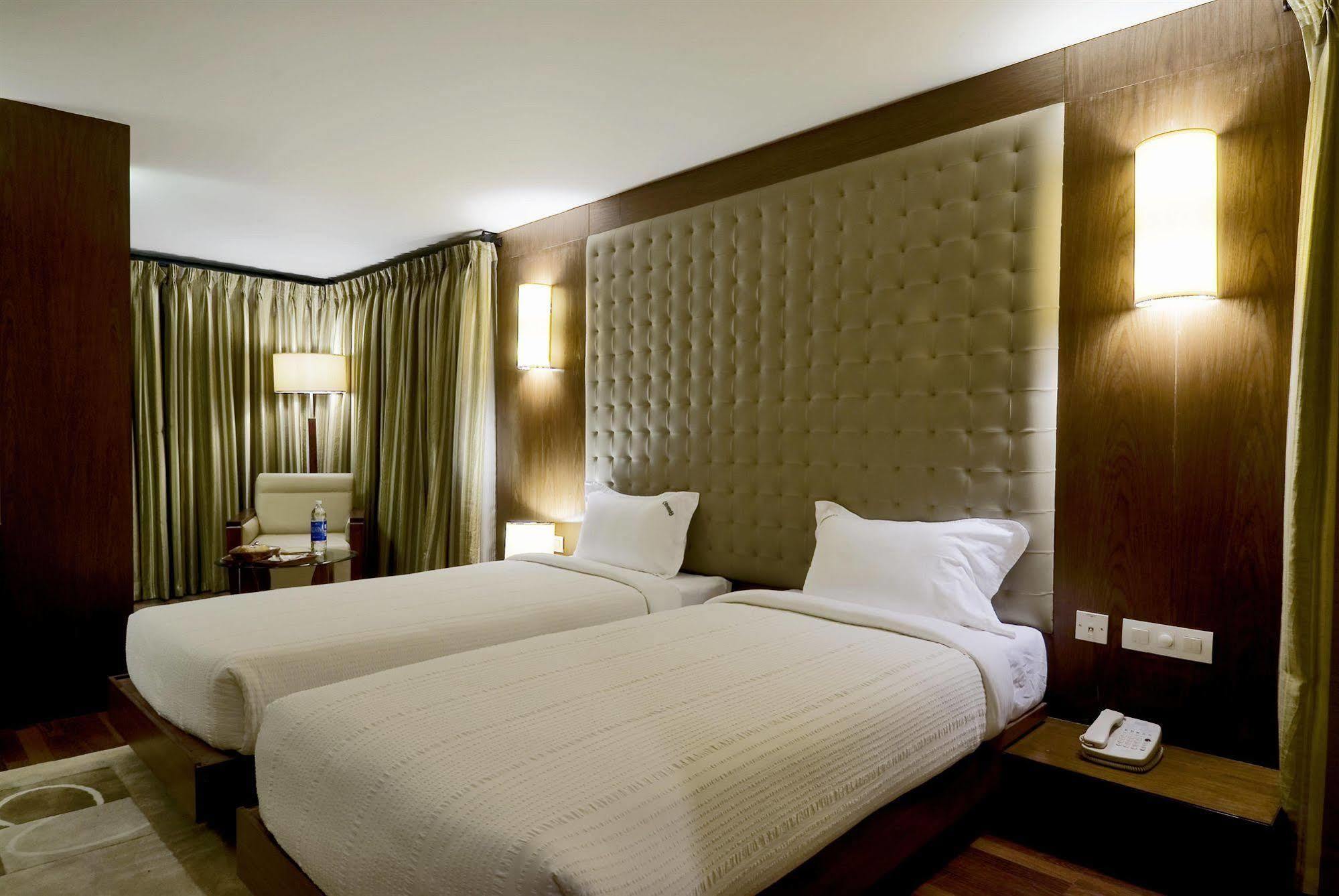 Monarch Luxur - Infantry Road Hotel Bangalore Quarto foto